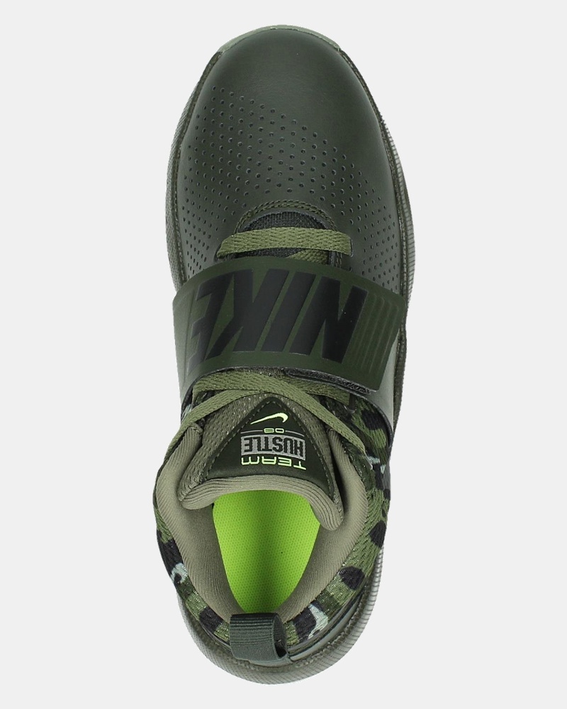 Nike Team Hustle d8 - Lage sneakers - Groen